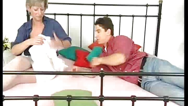 فتاة شقراء مغرية مع جسم جميل يركب أنف صلب في الأعلى افضل افلام سكس مترجم