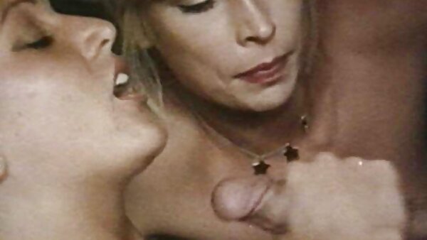 تؤدي الكلبة ذات اجمل مقاطع سكس محارم الشعر الخفيف النحيف منفردًا ساخنًا في غرفة النوم