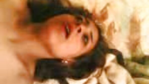 Slender Japnaese اجمل مقاطع سكس محارم cutie Miki Uehara يعطي رأسًا مكبلًا إلى العمود